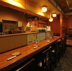 厨房と面するカウンター席は出張のお一人様も多いお席です。福島のおすすめ料理を親方やスタッフがご案内いたします♪