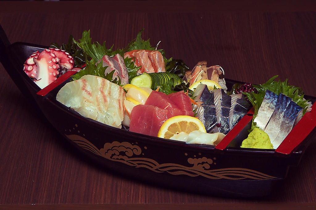 季節の鮮魚を使用したお造り盛り合わせは、見た目にも華やかでテーブルを彩ります。