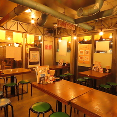 ゆったりと過ごせるテーブル席は、友人同士の飲み会や女子会にぴったりの賑やかな空間です。最大65名様まで対応可能です。オレンジ色のレトロな照明が彩るアットホームな雰囲気の中、揚げたての天ぷらを囲んで会話が弾むこと間違いなし。大人数の宴会や貸切もぜひご相談ください。