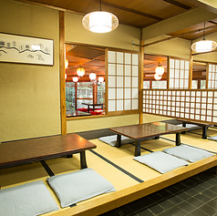 程よいプライベート感があり、親しいご友人やご家族での和食ランチにぴったりな小上がり席です。靴を脱いでリラックスしながら、京都の伝統的なおばんざいをお愉しみいただけます。八坂神社のすぐそばという絶好のロケーションで、京情緒に浸りながら会話も弾む、和やかなひとときをお過ごしいただけるお席です♪
