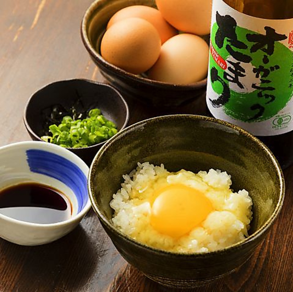 厳選された新鮮な卵とこだわりの特製醤油でいただく究極の卵かけご飯。素材本来の濃厚な味わいです。