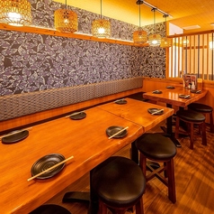 山桜は、50名以上の団体利用にも対応可能な“つながりを生む空間”**です。広々とした店内は、ただ広いだけでなく、一体感と交流を生む設計。部署を越えた懇親会、企業合同の交流会、地域の大規模な集まりなど、人数が多いほど盛り上がる場づくりが可能です。料理はシェアしやすく、ドリンクはスピーディーに提供。