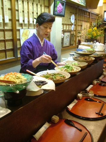日本で初めての『おかゆ専門店』。飲み会後の〆はおかゆをどうぞ。様々な効能が。