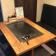 全席鉄板付きのテーブル。シェフがお席の鉄板で焼き上げます♪片面ソファーのお席をご用意しております。