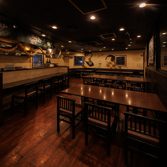 当店は全55席のテーブル席をご用意しており、大型宴会から少人数の飲み会まで幅広く対応可能です。友人同士の気軽な集まりや会社帰りの一杯にもぴったりの空間です。貸切は30名様から承っており、プライベートなパーティーやイベントにも最適です。ゆったりとした席配置で、楽しい時間を心ゆくまでお過ごしください。