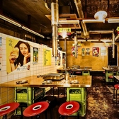 韓国直送のポスターや装飾品で彩られた店内は、細部まで本場の雰囲気を再現。まるで韓国の路地裏に迷い込んだような非日常感を味わえます。