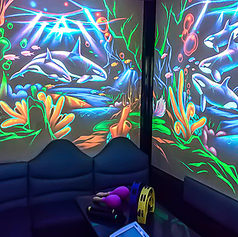 迫力満点の二面プロジェクタールームになります。本人出演などの映像重視の方はぜひこちらのルームをご体験ください。こちらのお部屋は人気が高いため、店舗までお電話にてご予約くださいますようお願い申し上げます。ご予約の際は、「デュアルモニタールーム希望」をお申し付けください。