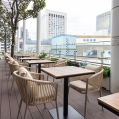 【10~20名様向け】“大人数で楽しむ青空テラス”10~20名様向けのテラス席は、外の空気と開放感が一体となったパーティー仕様。開放的な広いテラス席なのでプライベート感も兼ね備えた団体様におすすめ席となっております。気持ちのいい外気を浴びながら自慢のワインやクラフトビールをご堪能ください。