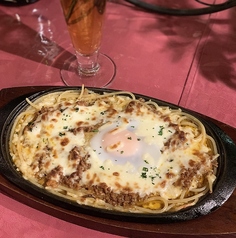 奇抜!鉄板焼きスパゲッティ玉子のせたミートソース
