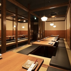 和情緒が溢れる空間は、気軽なサクッとした飲み会から接待や宴会など、様々な場面や用途に最適です。温もりのある照明と木のテーブル席で、ゆったりとした時間をお過ごしください。皆さまのご来店を心よりお待ちしております。