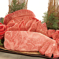 食べ放題でも肉質に一切の妥協ナシ!厳選肉を炭火で堪能