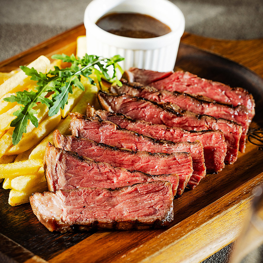 赤身肉のグリルステーキ