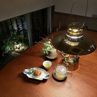 落ち着きのある空間でこだわりのメニューを♪