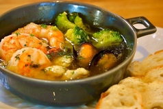 大きなエビとムール貝のアヒージョ(バゲット付き)