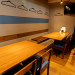 温かな間接照明の中、落ち着いた雰囲気の店内。ゆったりと食事とお酒を楽しめる心地よい空間です。