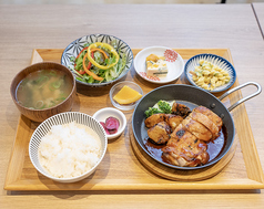 【淡路どりもも肉鉄板焼き定食】ランチ限定メニュー！