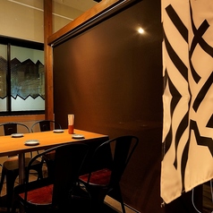 ●半個室席●ご利用人数に合わせて「のれん・ロールスクリーン」で仕切ることが可能で2名様から12名様迄対ご応可能です。
