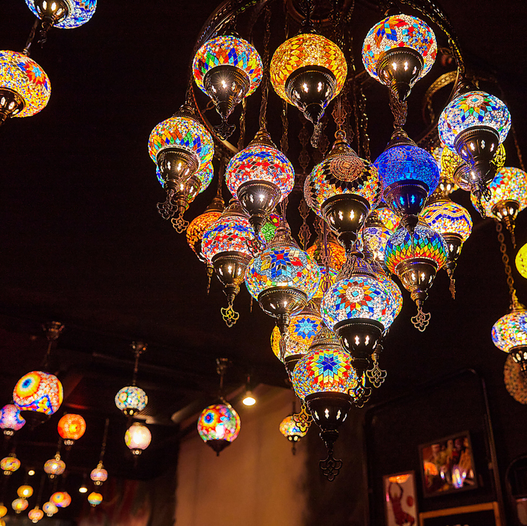 昼はカレー、夜は炭火焼きタンドールとピザと創作。昼夜で表情が変わる二毛作スタイルのビストロ酒場