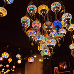 昼はカレー、夜は炭火焼きタンドールとピザと創作。昼夜で表情が変わる二毛作スタイルのビストロ酒場