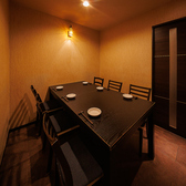 広々テーブル席と、プライベート感溢れる個室も完備しております。和モダンで落ち着いた雰囲気のある店内で心ゆくまでお過ごし頂けます。人気の個室席は企業様のご宴会や接待、女子会や合コンなどにもおすすめです！お得なコースも多数ご用意ございますので利用シーンに合わせてご利用頂けます！人気なお席なので予約必須！