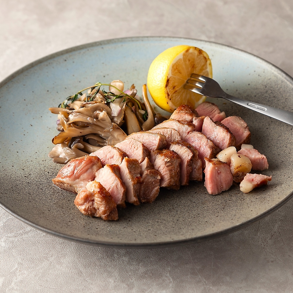 和洋多彩な小皿料理のほかにも、季節や素材に合わせてメニューを変えております！