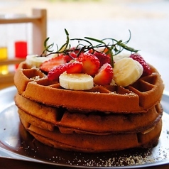 Fruit Waffle　季節のフルーツワッフル（ナッツ入り）