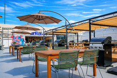 【テーブルエリア】ご家族やご友人を誘って、気軽に手ぶらでBBQするのにおすすめのお席です！本格的なアウトドア環境とは違って、喫煙所や綺麗なお手洗いが施設内にあるのも人気な点です☆