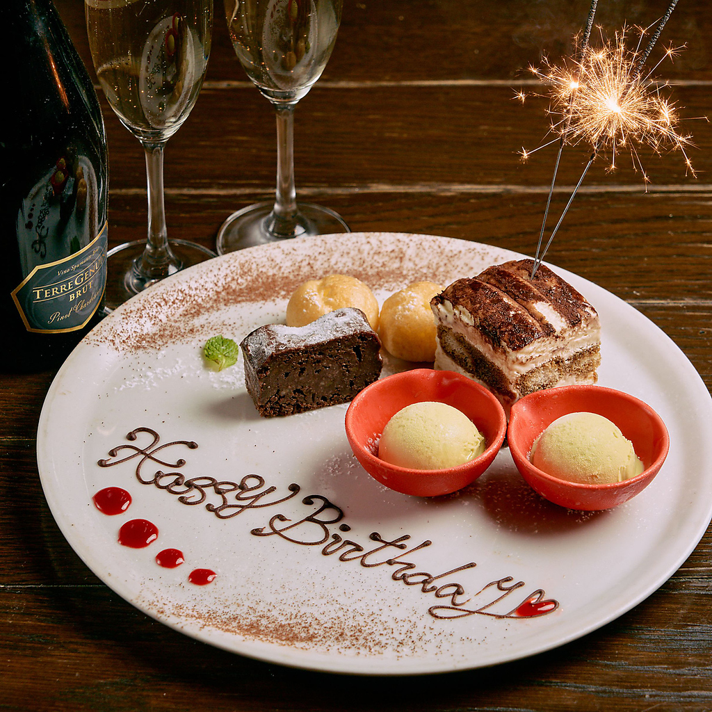 メッセージ付きのデザートプレートで誕生日のお祝いはいかがですか？サプライズ演出もOK
