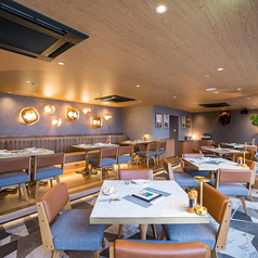 【店内4名掛けテーブル席完備】