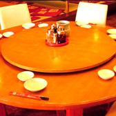 店内には広々としたお席を多数ご用意しております。テーブル席や円卓など、人数やシーンに合わせてご案内いたします。隣のお席との間隔もゆったり。ご家族でのお食事やご友人との飲み会でも、周りを気にせずお寛ぎください。