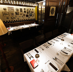 大人数でのパーティや会食に対応できる、最大24名様まで収容可能な個室です。広々とした空間で、貸切利用もご相談可能です。ゆったりと席をご利用いただけますので、大人数の集まりに最適です。