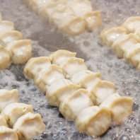 【特大鉄なべ】で豪快に焼き上げる究極の餃子