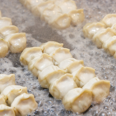 【特大鉄なべ】で豪快に焼き上げる究極の餃子