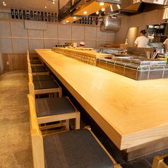 カウンター席は、お一人様でもデートでも利用できる多彩なシーンに対応した空間です。幅を広く取った設計により、大切な方との時間をゆっくりとくつろぎながら楽しむことができます。