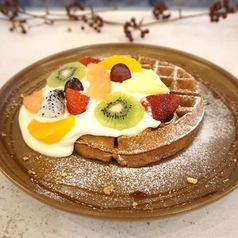 Custard Fruit Waffle　カスタードと季節のフルーツのワッフル（ナッツ入り）