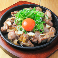 知覧鶏のもも焼き鉄板(中 150g蘭王乗せ)