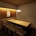 当店の少人数から大人数でご利用いただける個室は、木目を感じるスタイリッシュなデザインで落ち着いた雰囲気が漂います。シンプルながらも温かみのある空間で、ゆったりとしたひとときをお過ごしいただけます。大切な会話や食事に最適なプライベート感を提供し、特別な時間を演出します。