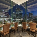 【窓際特等席】都会の喧騒を忘れさせる、落ち着いた雰囲気の窓際ソファー席。ゆったりと寛ぎながら、美しい景色を眺めることができます。グループでの食事や女子会、大切な接待など、様々なシーンでご利用いただけます。