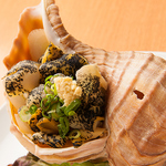 大ぶりのつぶ貝をつぼ焼きに◎凝縮された旨みと独特の食感をぜひお楽しみください。