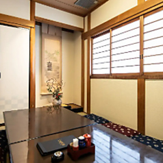 【完全個室】＜座敷＞最大8名様まで着席可能な座敷の個室をご用意しております。ハレの日をはじめ、お祝い事にもぴったりのお席です。