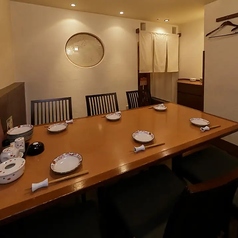 テーブル席の完全個室をご用意しています。プライベートな時間を過ごせる個室は話も盛り上がって、あっという間に時間が過ぎていきます。ご友人同士でのご利用や合コン、女子会に最適です。扉付きの空間なので、大切なお知らせや相談事がある際にも安心。人気のお席のため、ご予約やお問い合わせはお早めにどうぞ★