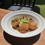 じっくり時間をかけて煮込んだどて煮込みは、旨味たっぷりの逸品！お酒のつまみにもぴったりの一品◎