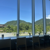 カウンター席♪ガラス張りの店内から景色を眺める