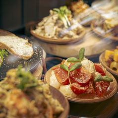 多彩なピンチョスと生ハム♪大人のためのお洒落おつまみの写真