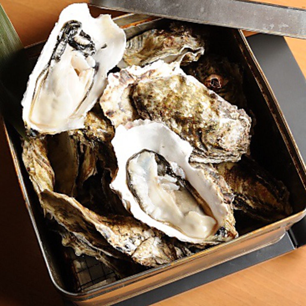 名物のカン缶焼きは蒸したての旨味エキスたっぷり牡蠣が味わえる♪