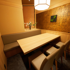 接待やお顔合わせに最適な個室をご用意しております。上質なインテリアと静かな環境が、特別な時間を一層引き立てます。大切な方とのお食事にふさわしい空間で、心を込めたおもてなしを提供いたします。接待やお顔合わせを、より素晴らしいひとときにするためのお手伝いをさせていただきます。
