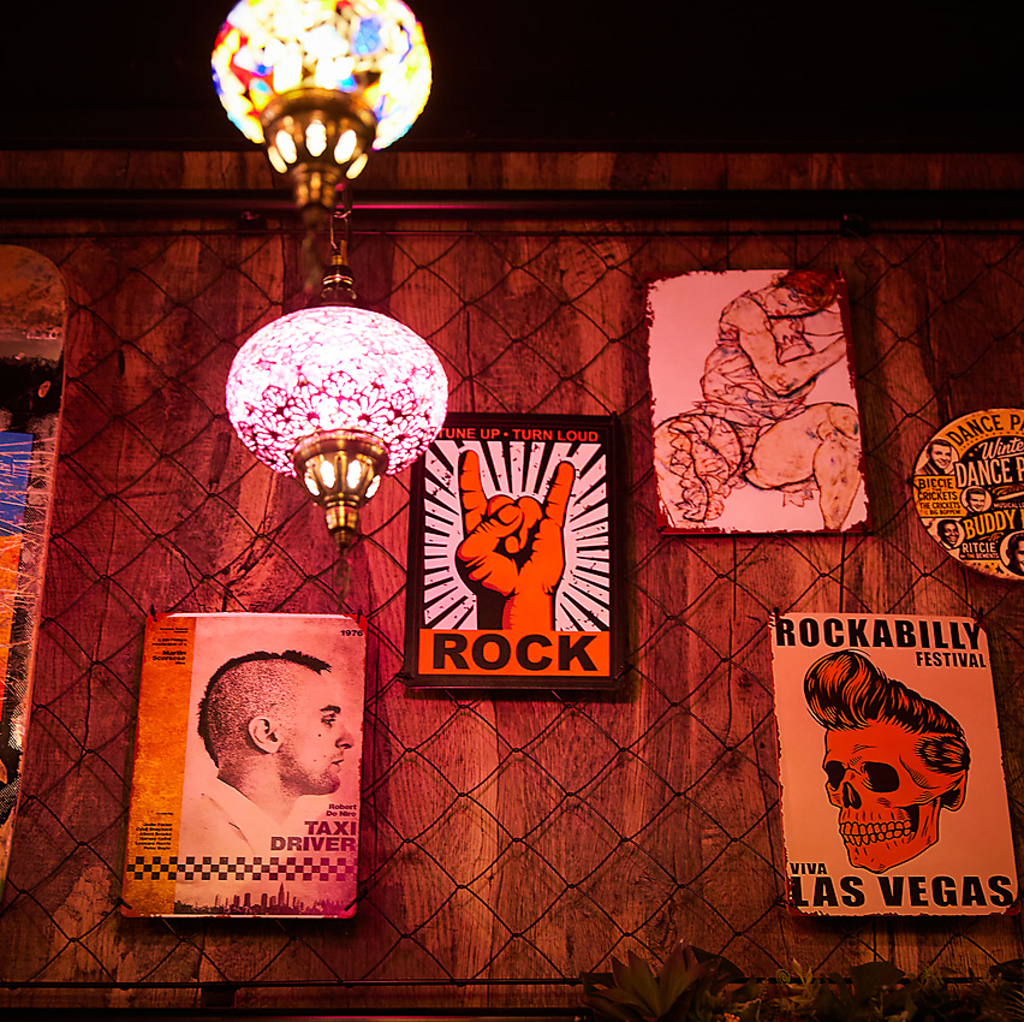 昼はカレー、夜は炭火焼きタンドールとピザと創作。昼夜で表情が変わる二毛作スタイルのビストロ酒場