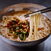 ジューシーなホルモンに加えて、〆にはさっぱり美味しい本格冷麺もおすすめ！麺のコシと出汁の深みで最後まで飽きずに楽しめます。