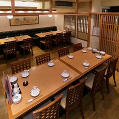 仕切りで囲った半個室のテーブル席をご用意しています。8名様席と10名様席に分割も可能です。中規模なご宴会などにも多くご利用いただいているお席です。季節のお料理を味わいながら、飲み会や宴会をお楽しみください。プライベート感がありつつも、お店の活気を感じられる、使い勝手の非常に良いお席となっております。