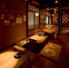 2階には、2名様用のテーブル席が2つ、4名様用のテーブル席が6つございます。それぞれの席をご利用いただけますので、お好みや人数に合わせてお選びください。お客様の快適な時間を過ごしていただけるよう、スタッフ一同心を込めておもてなしいたします☆